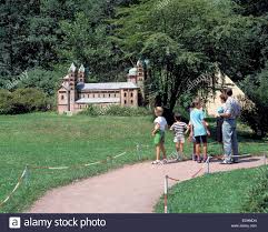 Lernen sie die übersetzung für 'garen' in leos französisch ⇔ deutsch wörterbuch. D Saarbrucken Saar Saarland Deutsch Franzosischer Garten Landschaft Garten Gulliver Welt Modellbau Miniatur Kaiserdom Von Speyer Unesco Weltkulturerbe Menschen Touristen Familie Eltern Und Kinder Stockfotografie Alamy