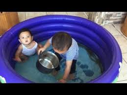 Menangkap Ikan Lele Di Kolam Renang Bundar Bayi Kembar Rebutan Menangkap Ikan Lele Kecil Youtube Di 2020 Kolam Renang Ikan Kembar