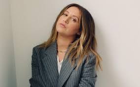 Ashley Tisdale Bicara Soal Tak Pernah Diundang Ke Met Gala