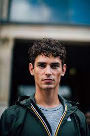 Street Looks A La Fashion Week Homme Printemps Ete 2017 De Paris Coiffure Homme Coiffure Homme Cheveux Boucles Coupe Cheveux Homme