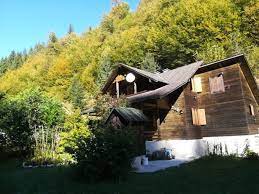 » in urmatorul nostru articol va prezentam un refugiu ideal pentru o vacanta de iarna, o eleganta cabana din lemn situata in alpii francezi in statiunea montana de schi courchevel. Cabana Case De Vanzare Olx Ro