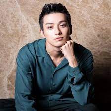 真剣佑の髪型 2020最新 出演作別のセット 失敗しないオーダー方法まで解説 slope スロープ 真剣佑 七三分け メンズヘア