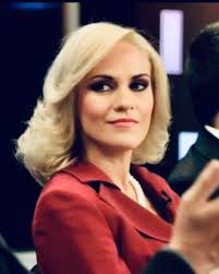 Am învățat că nu toți cei pe care îi ajuți îți vor întoarce favoarea, și nu  toți cei pe care îi iubești îți vor răspunde cu aceeași intensitate. Am  pierdut bucăți din