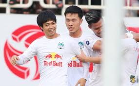 'bom tấn' lee nguyễn có rất nhiều chuyện thú vị với bóng đá việt nam, trong đó phải kể đến 'mối lương duyên' kỳ lạ với martin. E9s Iogk6omnm
