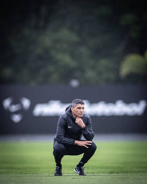 Pedro Emanuel define esboço do time titular do Vasco no esquema 4-3-3