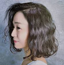 別讓你的頭髮欺騙你的髮型師有時候會遇到一些客人，之前在別的地方燙頭髮，但總覺得燙出來的捲度不太明顯，頭髮變得又乾又毛燥甚至直的很快。  通常會發生這種狀況的客人不外乎頭髮偏細軟，或是長期有染白髮、染黑習慣的人....... 大部份的燙髮一劑，因為要把頭髮的毛麟片 ...