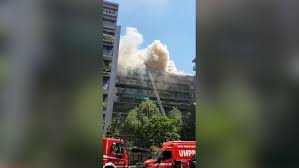 Un incendio è scoppiato in via airaghi a milano. Milano Incendio In Un Palazzo Di Via Washington I Vigili Del Fuoco Salvano Due Operai Dalle Fiamme Video