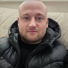 What is the best way to approach a woman at the gym?