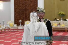 Pertabalan agong ke 16 semua raja raja melayu hadir kecuali johor kelantan perlis n sembilan. Bernama Tv On Twitter Raja Permaisuri Agong Tunku Azizah Berkenan Membetulkan Muskat Yang Di Pertuan Agong Al Sultan Abdullah Pada Istiadat Pertabalan Yang Di Pertuan Agong Ke 16 Di Istana Negara Hari Ini Https T Co Mgqbz2omfq