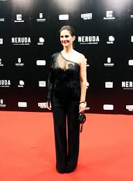 Şili çalışmalarıyla yanında telenovelas ve filmler ( johnny 100 pezosu , oscar adayı no , el bosque de karadima , a fantastik. Revisa Los Mejores Looks De La Alfombra Roja De Neruda Fmdos
