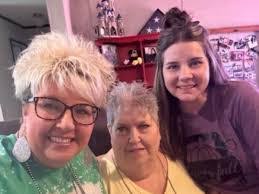 Ginger Hodges's Instagram, Twitter & Facebook