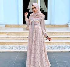 Tampil yang sempurna dan menarik ialah dambaan orang pada umumnya sehingga berbagai inovasi desain tentang baju hamil yang dibuat desainer fashion dapat menghasilkan produk fashion yang banyak digemari. Desain Baju Kebaya Ibu Hamil Gejorasain