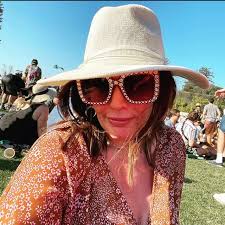 Mandy Slater's Instagram, Twitter & Facebook