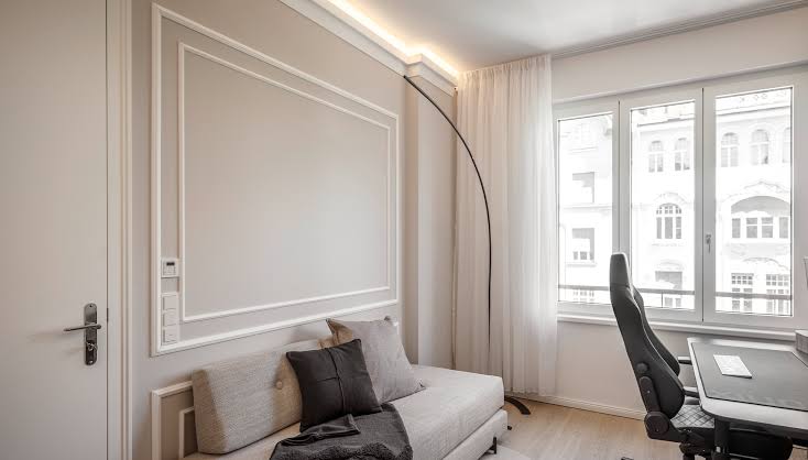 Instalação de moldura de gesso e roda-teto decorativo em sala residencial em Contagem - Engessar BH