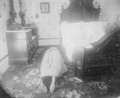 On august 4, 1892, andrew jackson borden and his second wife, abby, were bludgeoned to death with an ax, new england today reports. Lizzie Borden Case Images From One Of The Most Notorious Crime Scenes In History Cbs News