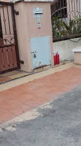 Salah satu trik cara melatih kucing peliharaan atau cara untuk kucing tidak berak sembarangan yang efektif ialah menaruh kotak kotoran yang mudah dijangkau kucing, tidak ramai dan kalau bisa bebas dari aktifitas hewan ataupun manusia. Petua Elak Kucing Berak Dan Kencing Merata Tempat Dengan Botol Meneral Berwarna Merah My Info Berita