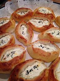 turkische pide mit kase fullung zutaten fur den teig 1glas lauwarmes wasser 1glas lauwarmes milch 1 paketfrisch hefe essen schwarzkummel turkische pide