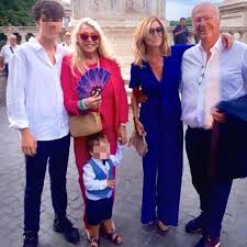 Insomma ne vedremo delle belle ma intanto leggiamo quello che ha detto mara venier nei confronti della figlia elisabetta ferracini. Mara Venier Vestito Rosso Per Il Matrimonio Del Figlio Paolo A Roma