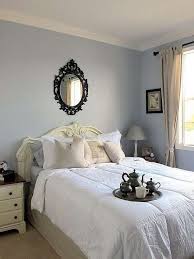All'interno di una camera da letto davvero piccola inserire un armadio tradizionale può voler dire andare a occupare gran parte della superficie a disposizione, ecco perché in questo caso vi suggeriamo una soluzione alternativa e di grande. Arredare Una Camera Da Letto Piccola Foto Design Mag