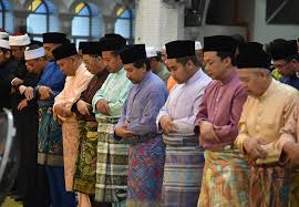 Sejarah baju melayu cekak musang baju cekak musang butangnya lima manakala baju teluk belanga butangnya satu masing masing membawa falsafahnya yang. 5 Fakta Tentang Sejarah Baju Melayu Baju Kurung Yang Anda Taktahu Best Famous Gedung Fesyen