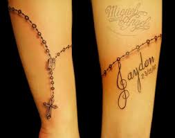 The rosary with knotted cross painted on hip looks cool. Bracelet Rosary Tattoo Wrist Cute Simple Tattoos
