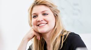 Select from premium esther sedlaczek of the highest quality. Drei Die Mehr Sind Als Nur Die Tochter Von B Z Berlin