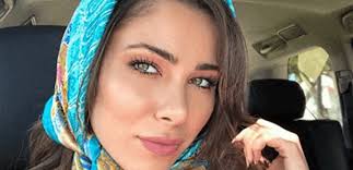 على إثر رحيل الموسيقار اللبناني إلياس الرحباني يوم أمس، نشرت الممثلة اللبنانية دانييلا رحمة مقطعاً موسيقياً عبر حسابها الرسمي في تويتر لأغنية. ÙˆØ§Ù„Ø¯Ø© Ø¯Ø§Ù†ÙŠÙŠÙ„Ø§ Ø±Ø­Ù…Ø© ØªØ°Ù‡Ù„ Ø§Ù„Ø¬Ù…ÙŠØ¹ Ø¨Ø¬Ù…Ø§Ù„Ù‡Ø§ ÙˆØ¨Ù… ÙˆØµÙØª Ø§Ø¨Ù†ØªÙ‡Ø§