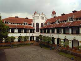 Jadi ceritanya, aku dan suami ada di surabaya untuk menghadiri nikahan salah satu saudara perempuan dari suamiku. Kisah Misteri Lorong Hantu Lawang Sewu Okezone Travel