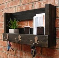 5 Idees Diy De Porte Cles Mural Pour Les Incorrigibles Distraits Rustic Entryway Diy Pallet Furniture Wooden Pallet Projects