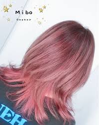 藉由原本髮色 增添手刷染 調色調出讓髮質素質更好 所以在染膏裏添加桃紅 少量桃紅可以讓人有無違和感 符合上班族 櫃姐