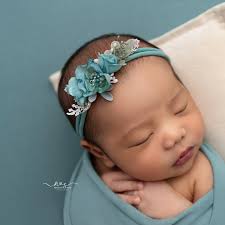 Tiny toes, perfect poses, and that beryl green glow. Swipe through to see  this little one's precious moments! 🤍💫 Just 1 spot left for September!✨  📸 Explore our portfolio at www.qanewbornstory.com 💌