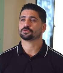 Que alegría ver este actor mas conocido por Suelta el pollo trabajando en  Tras las huellas felicidades ❤️