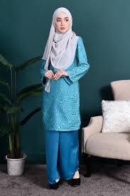 Ketahui teknik berkesan untuk menguasai ilmu jahitan baju kurung seperti pakar dan bagaimana ianya mampu menjana wang sampingan dari keselesaan rumah anda. Baju Kurung Lace Adrina Turquoise Blue Muslimahclothing Com