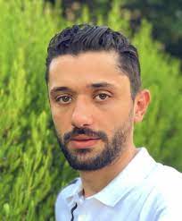 ولد في القاهرة، هو ابن الفنان محمود عبد العزيز، بدأ مسيرته الفنية في فيلم «البحر بيضحك ليه» عام 1995 ثم في عام 2000 في فيلم «الناظر»، إلى أدوار الثانوية بعدها قدم عدد من الأفلام السينمائية، تزوج من آن الرفاعي في. ÙƒØ±ÙŠÙ… Ù…Ø­Ù…ÙˆØ¯ Ø¹Ø¨Ø¯Ø§Ù„Ø¹Ø²ÙŠØ² ïº—ï»¤ïºœï»´ï»ž ÙÙŠÙ„Ù…ÙˆØ¬Ø±Ø§ÙÙŠØ§ ØµÙˆØ± ÙÙŠØ¯ÙŠÙˆ