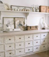 L'arte del riutilizzo, in effetti, è una delle caratteristiche che più fa apprezzare questo stile particolare che è sì moderno ma con un gusto elegante, raffinato e. Pin Di Mr18 18 Su Bianche Emozioni Arredamento Salotto Shabby Chic Arredamento Arredamento Salotto Vintage