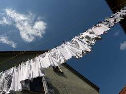 So reinigen sie die kleidung schnell ohne waschen. Flecken Auf Hemden Mit Hausmitteln Entfernen So Geht S Wohnen