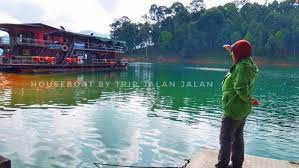 Pelbagai aktiviti menarik boleh dilakukan di tasik kenyir, antara yang popular adalah pemanduan pacuan 4 roda (4wd), treking meredah hutan, berkayak, menaiki bot rumah, dan paling menyeronokkan iaitu memancing. 16 Aktiviti Menarik Di Tasik Kenyir Terengganu Tripjalan
