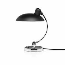Hele serien er inspireret af de glade 60ere, hvilket da også ses tydeligt på de specielle og meget farverige nuancer. Lightyears Kaiser Idell 6631 Bordlampe Mat Sort Til Gode Priser