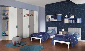Cameretta doimo cityline con letto a castello scorrevole a 2 letti roy, cabina armadio con libreria terminale e scrivania da 150cm. Camerette Con Letti A Terra