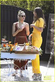 Miranda kerr gushes over friendship with ex orlando bloom's. Miranda Kerr Surprises Kate Hudson With Skincare Goodies Photo 4542000 Kate Hudson Miranda Kerr Pictures Just Jared