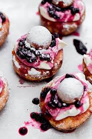 Ricotta Donuts With Whipped Cream Cherry Jam And Blueberries Einfacher Nachtisch Leckereien Kaffee Und Kuchen
