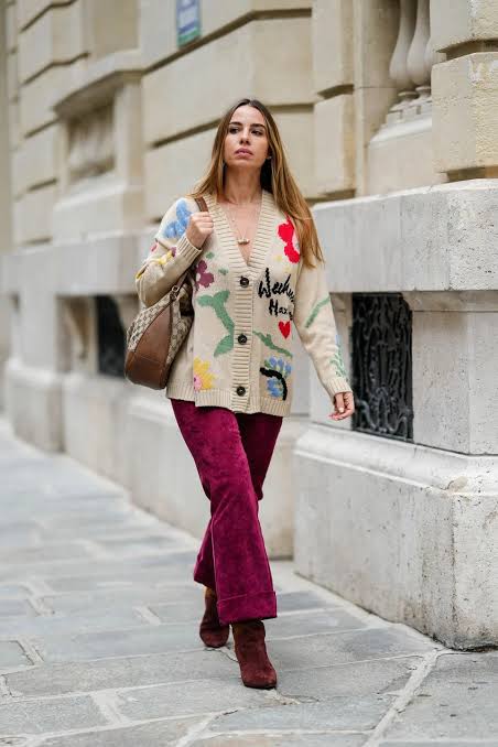 21 Sweater Outfits So You Stay Cute, Warm and Cozy This Chilly Season