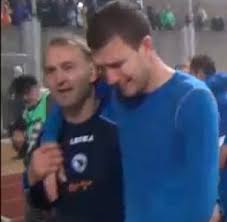 Il conflitto costrinse lui e la sua famiglia a lasciare la propria casa, troppo vicina al fronte, per cercare. Edin Dzeko Joins Thousands On Streets Of Sarajevo After Bosnia Reach World Cup For First Time Daily Mail Online