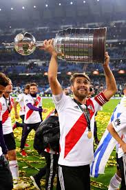 Ponzio había dado positivo tras el superclásico frente a boca del 16 de mayo y fue parte del brote masivo que afectó a 20 jugadores del plantel riverplatense. Madrid Spain December 09 Leonardo Ponzio Of River Plate Celebrates With The Copa Libertadores Trop Imagenes De River Plate Fondos De River Plate Leo Ponzio