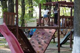 Educatia copiilor constituie o prioritate pentru parinti, iar divertismentul si jocurile ocupa un loc important in programul celor mici. Kids Playground Extreme Parck