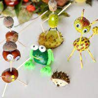 Naturmaterialien wie kastanien, ahornflügeln, federn, eicheln, bucheckern und ähnliches kann man das ganze jahr über sammeln und verbasteln. Basteln Im Herbst Diy Kastanienmannchen Und Kastanientiere Verflixter Alltag Basteln Herbst Kastanien Basteln Basteln