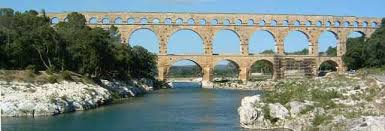Autour des vestiges de l'aqueduc romain, la protection du site représente un travail de réhabilitation paysagère qui. La Provence Antique