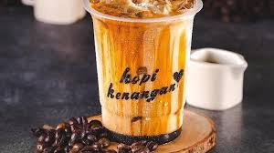 Banyak sekali cafe atau resto yang sudah menjual minuman kekinian, apalagi memasuki tahun 2019. Suka Kopi Kenangan Yang Lagi Hits Bikin Sendiri Yuks Intip Resep Kopi Kenangan Mantan Tribun Timur