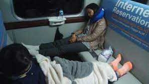Untuk orang dewasa, tidur yang secukupnya memerlukan 7 hingga 8. 7 Trik Agar Bisa Tidur Nyaman Di Kereta Ekonomi Biarpun Kursinya Tegak Tetap Bisa Diakali
