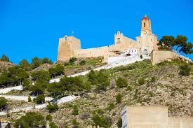 El castillo se encuentra en lo alto de la montaña, dominando tanto el pueblo como el mar se encuentra la fortaleza del siglo xiii que mandó construir el rey jaime i el conquistador sobre la antigua fortaleza árabe. Sanctuary Of Virgen Del Castillo Cullera Spain What To See Tripkay